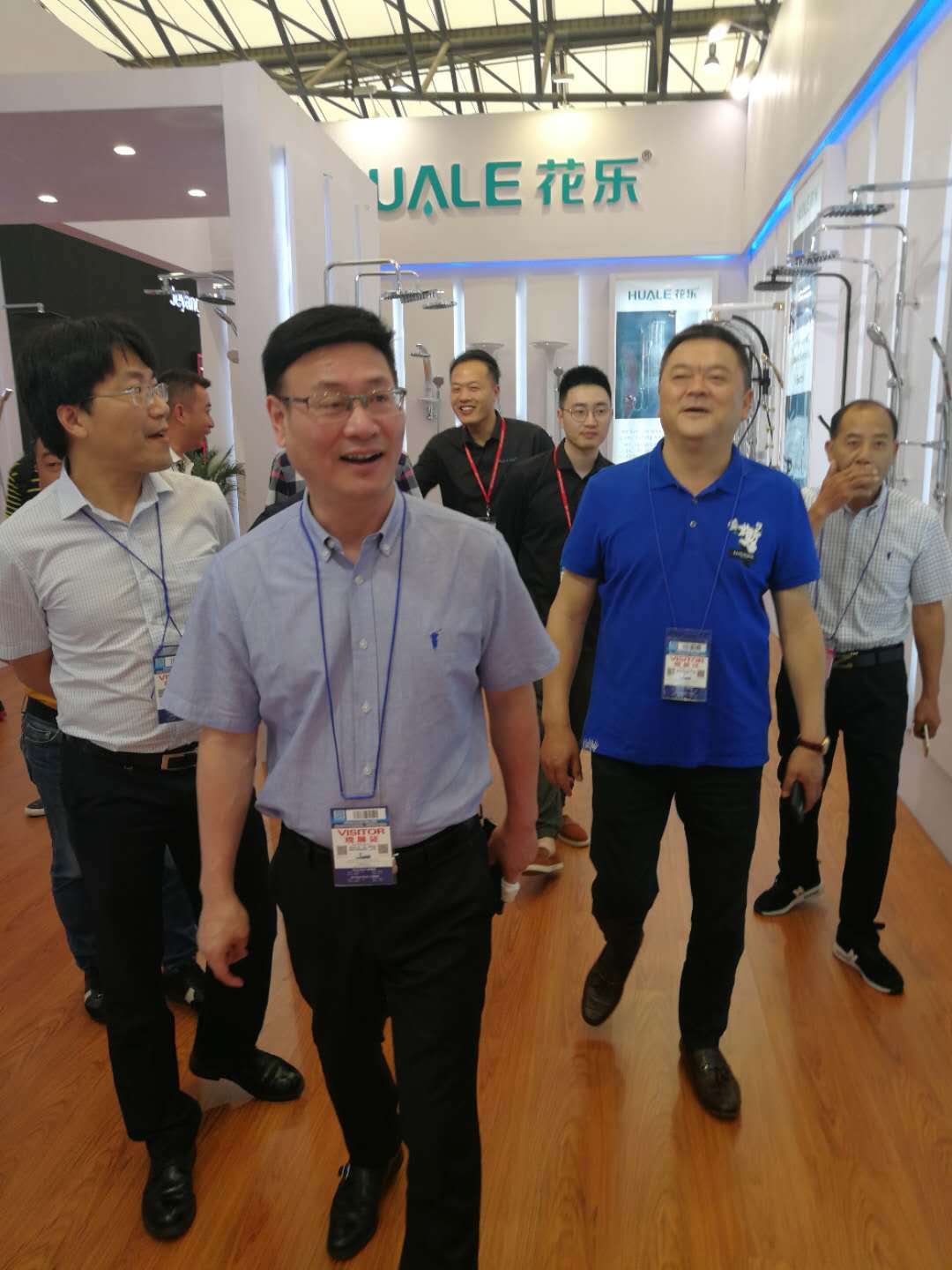 玉環副市長蔡木貴一行7人參觀中國上海國際廚房衛浴博覽會