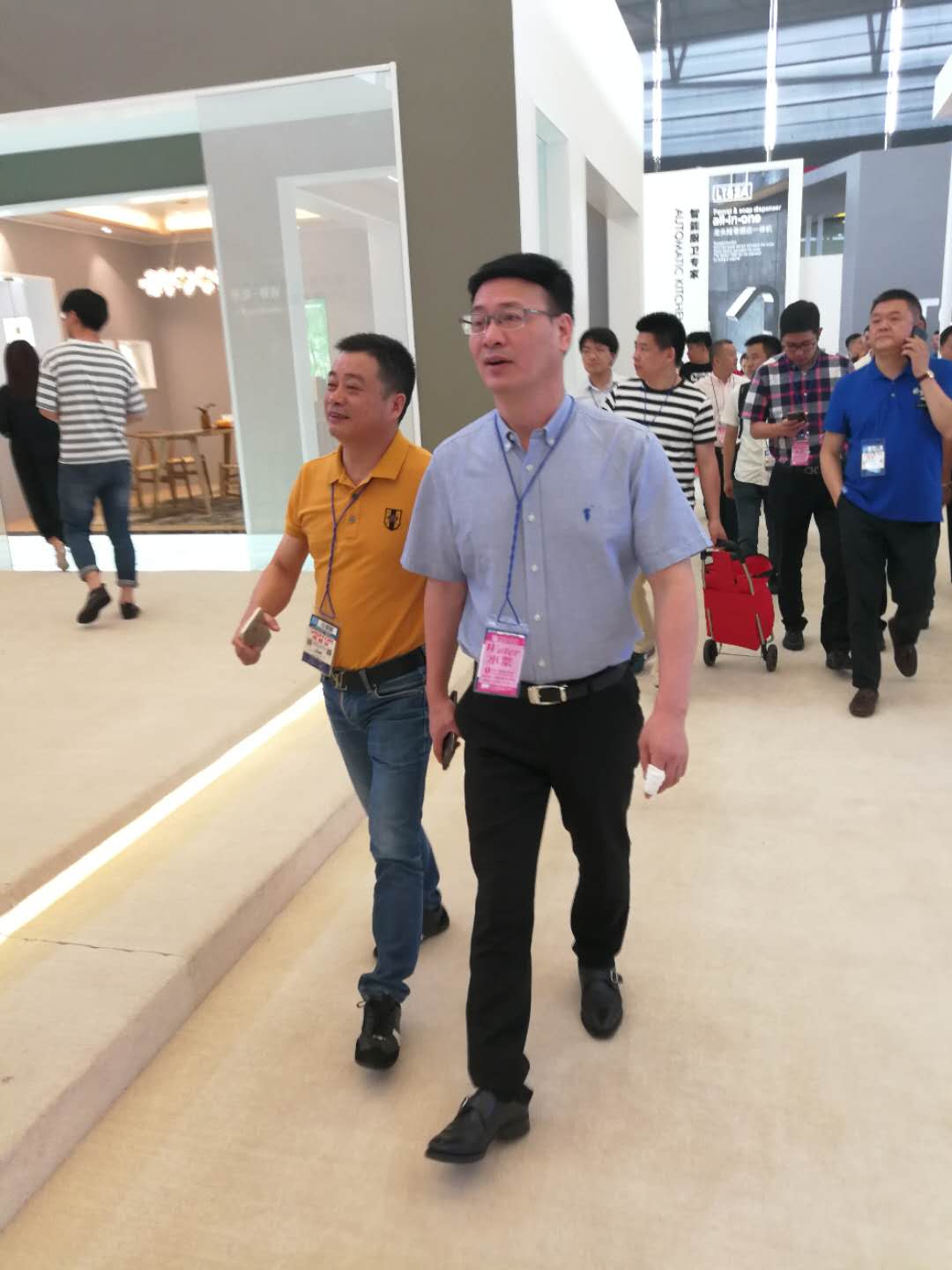 玉環副市長蔡木貴一行7人參觀中國上海國際廚房衛浴博覽會